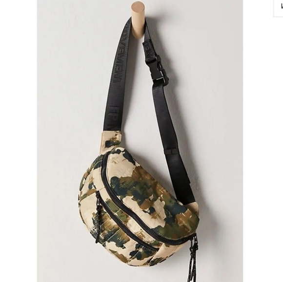 New!aFP Movement By Free People Movement Quilted Print Sling Bag-Camo - Picture 1 of 11